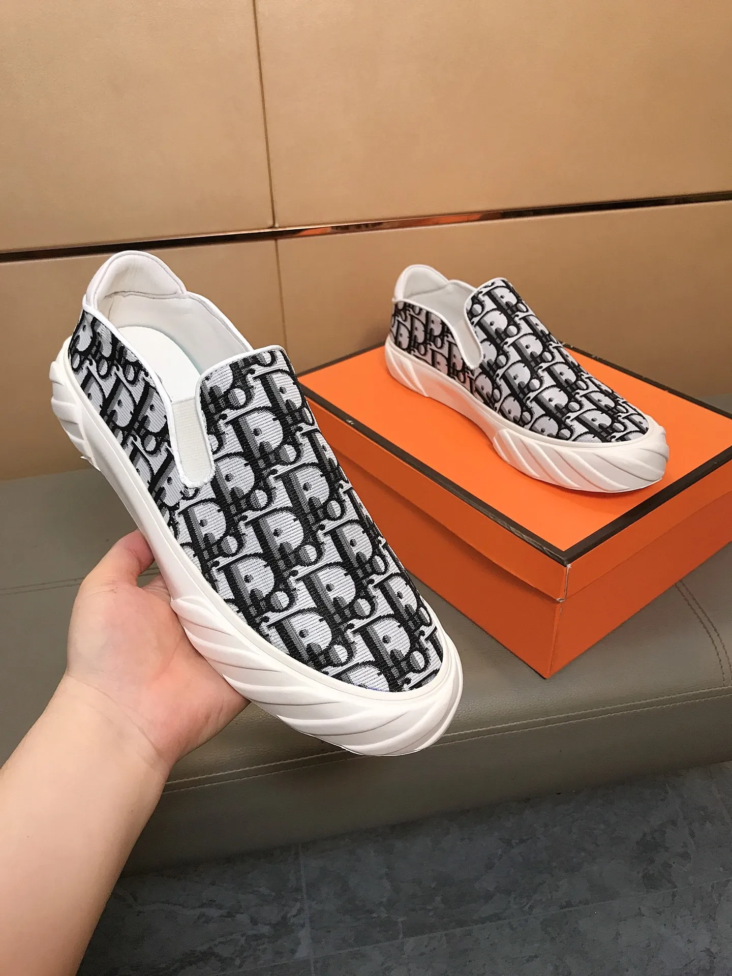Factory price 380 👉👉[Dior] Dior’s latest model is carefully crafted and set off the audience! An international brand that continues to innovate. This men's high-top all-season casual shoe is made of brand printed material on the upper, pigskin lining and rubber non-slip outsole. It is breathable and comfortable and speaks for itself with quality👄 Size: 38-44